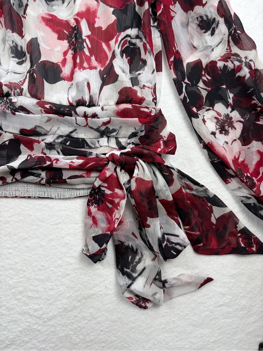 White House Black Market‎ Red, Black & White Floral Tie-Waist Blouse - Picture 3 of 8